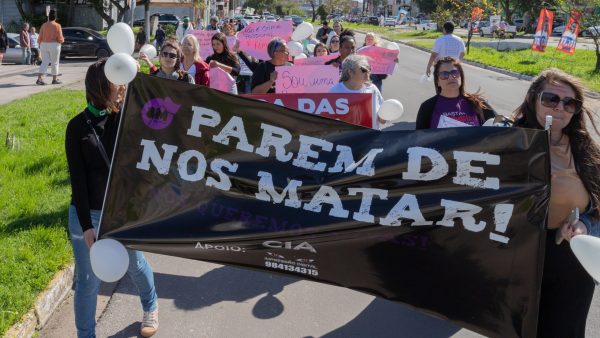 Mulheres protestam após feminicídio