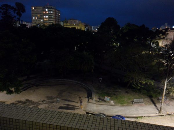 Escuridão assusta moradores do entorno da Praça Coronel Pedro Osório