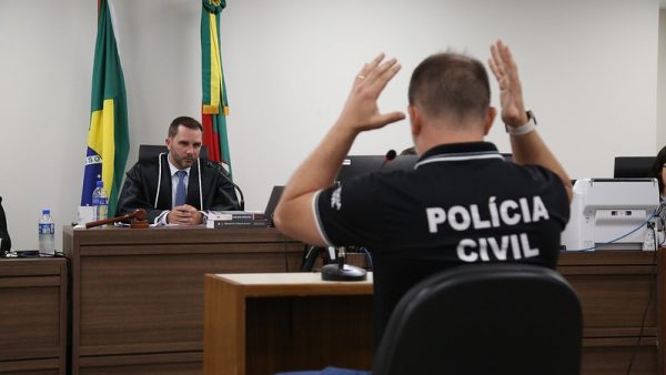 Acusado de tentar matar seis policiais começa a ser julgado