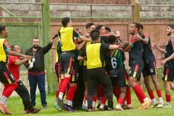 Com gol no fim, Farroupilha vence o São Paulo por 2 a 1 no Aldo Dapuzzo