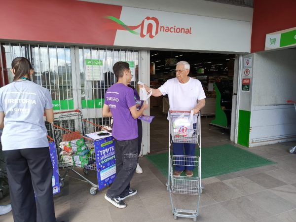 Carrinho cheio para alimentar a esperança e a solidariedade