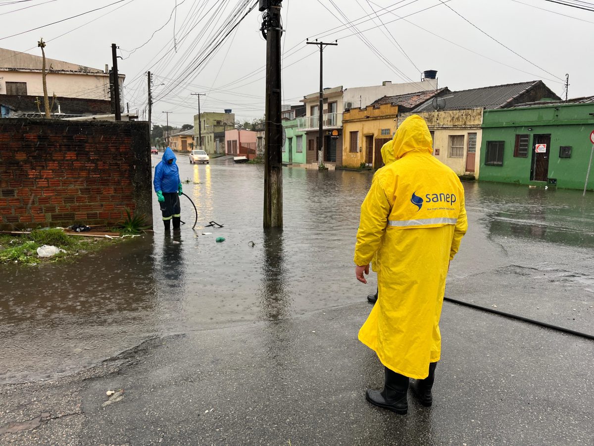 Rua Almirante Tamandaré volta a alagar