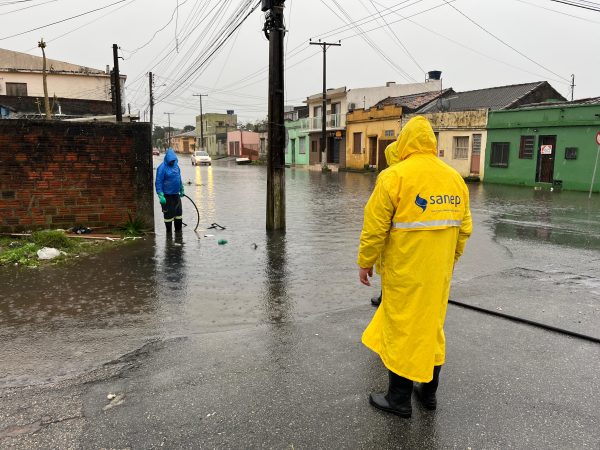 Rua Almirante Tamandaré volta a alagar