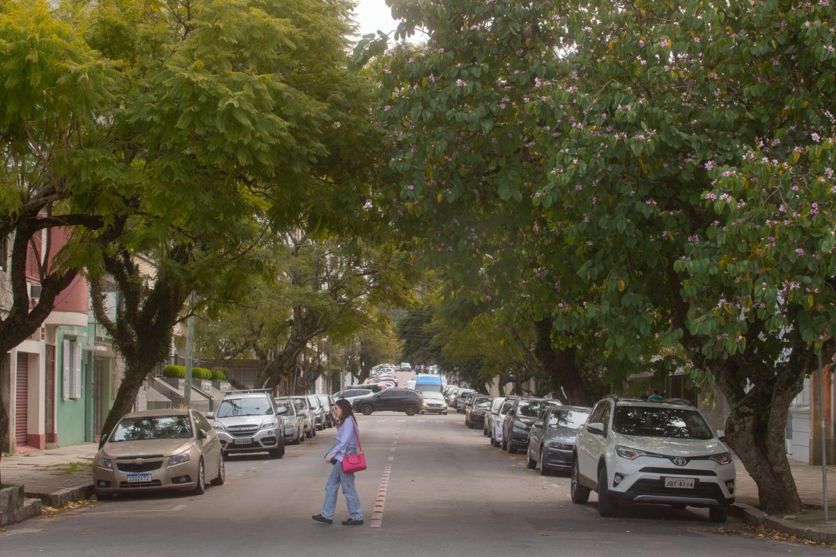 Segunda-feira será de céu nublado e rajadas de vento