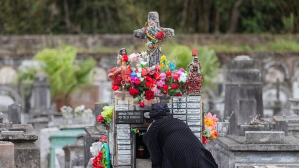 Mais de dez mil pessoas devem visitar cemitérios até sábado