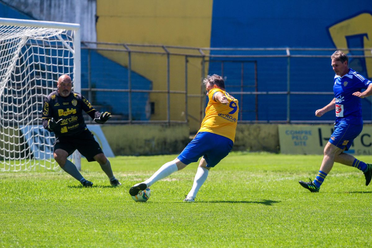 Jogo festivo com ex-atletas do Pelotas movimenta a Boca do Lobo