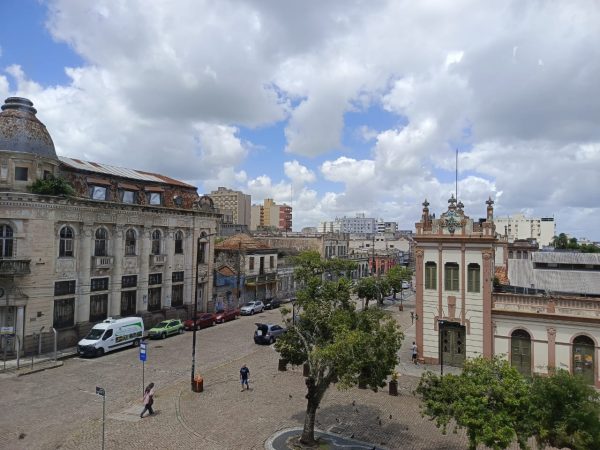 Sexta-feira com céu parcialmente nublado na região