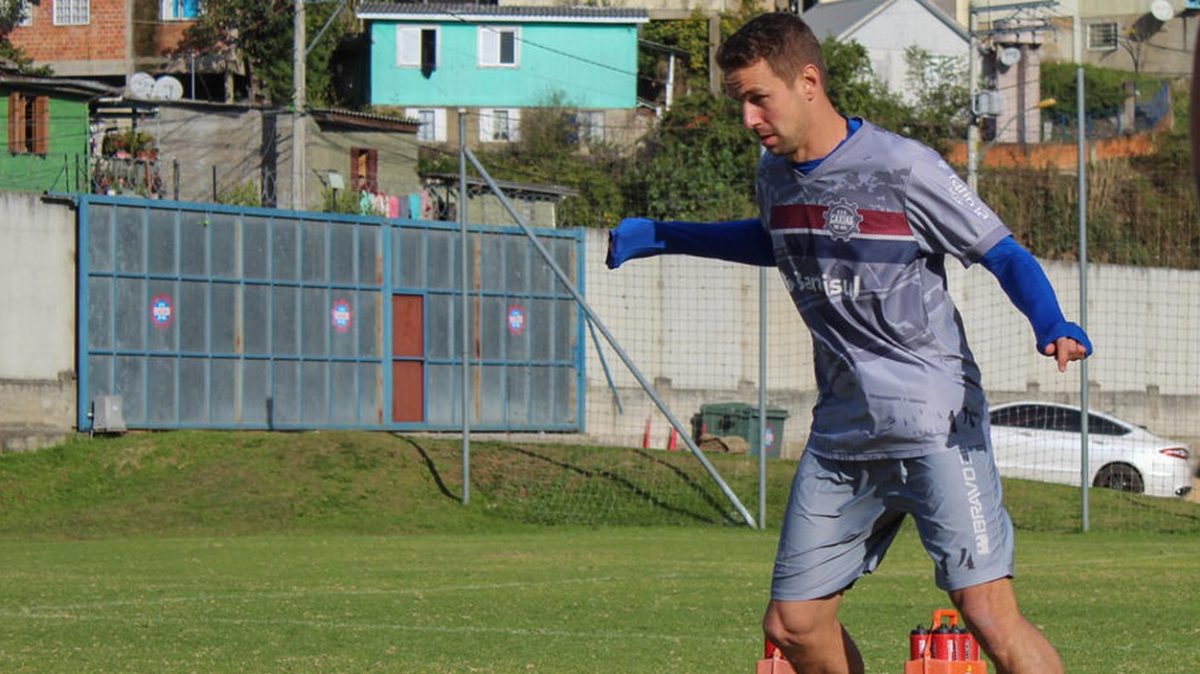 Lobo anuncia lateral-esquerdo Bruno Ré