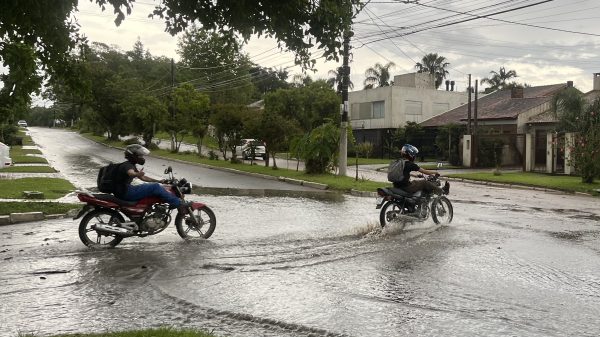 Temporal causa alagamentos em Pelotas