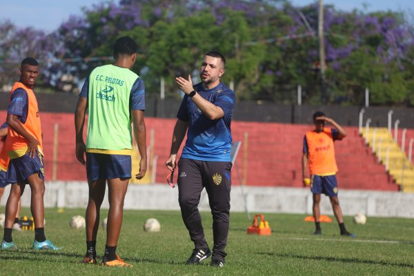 Pelotas treina em CT do Progresso