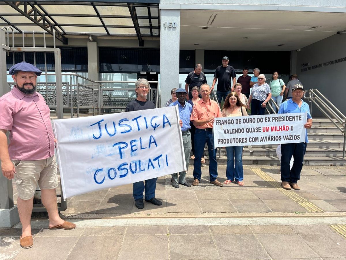 Associados da Cosulati protestam em frente a Justiça do Trabalho