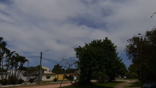 Semana começa com céu parcialmente nublado e previsão de pancadas de chuva