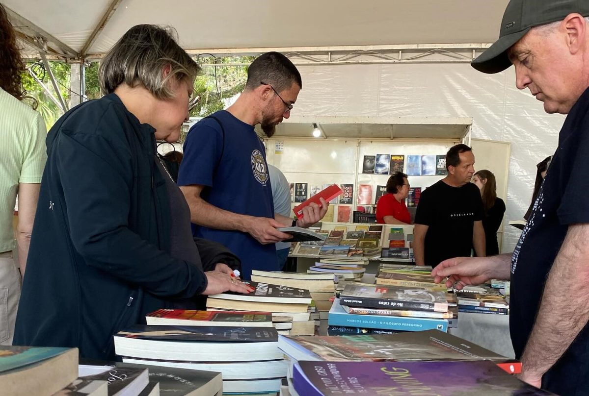 Feira do Livro tem programação intensa neste domingo