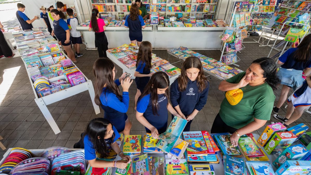 Feira do Livro oportuniza às crianças explorar o mundo da leitura