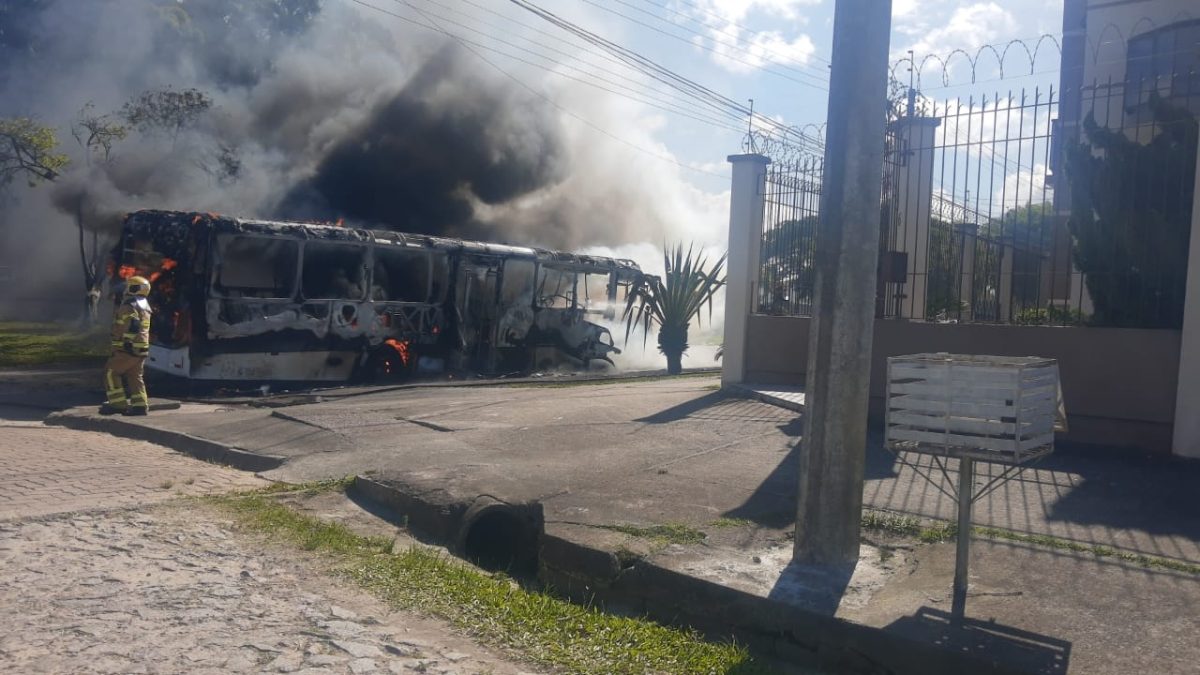 Ônibus pega fogo no Fragata