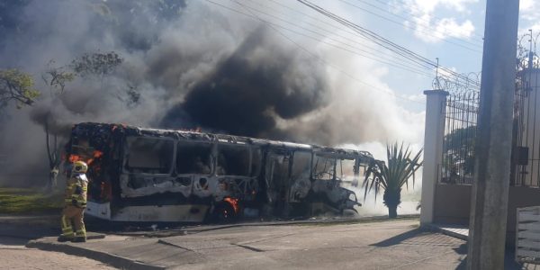 Ônibus pega fogo no Fragata