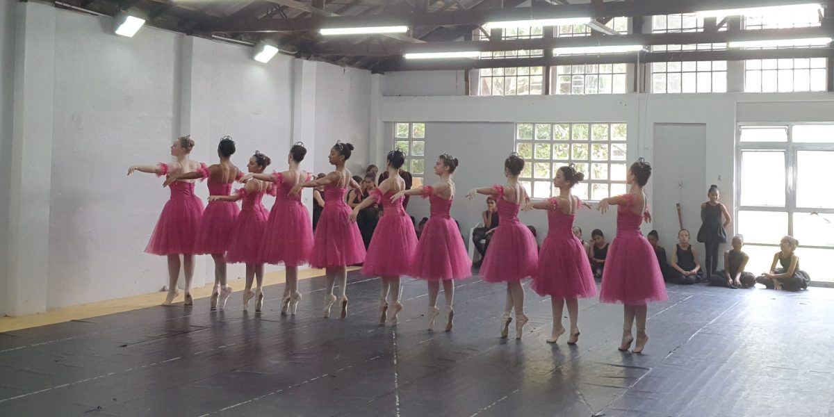 Escola de Ballet Dicléa Ferreira de Souza recria espetáculo clássico natalino