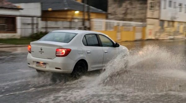 Chuva causa alagamentos no Centro de Pelotas