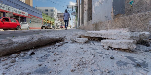 Fachada do Clube Comercial oferece perigo a pedestres