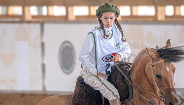 Ginete pelotense Joana Zambrano comemora ano de títulos