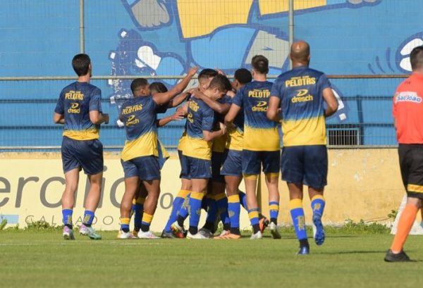 Em jogo-treino aberto para a torcida, Pelotas supera o Guarany de Bagé