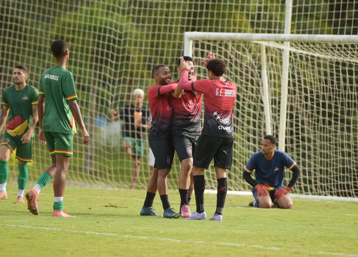 Brasil vence o Sindicato em jogo-treino na Arena Marini