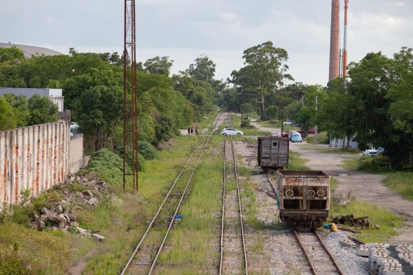 O caminho passa pelas ferrovias da região