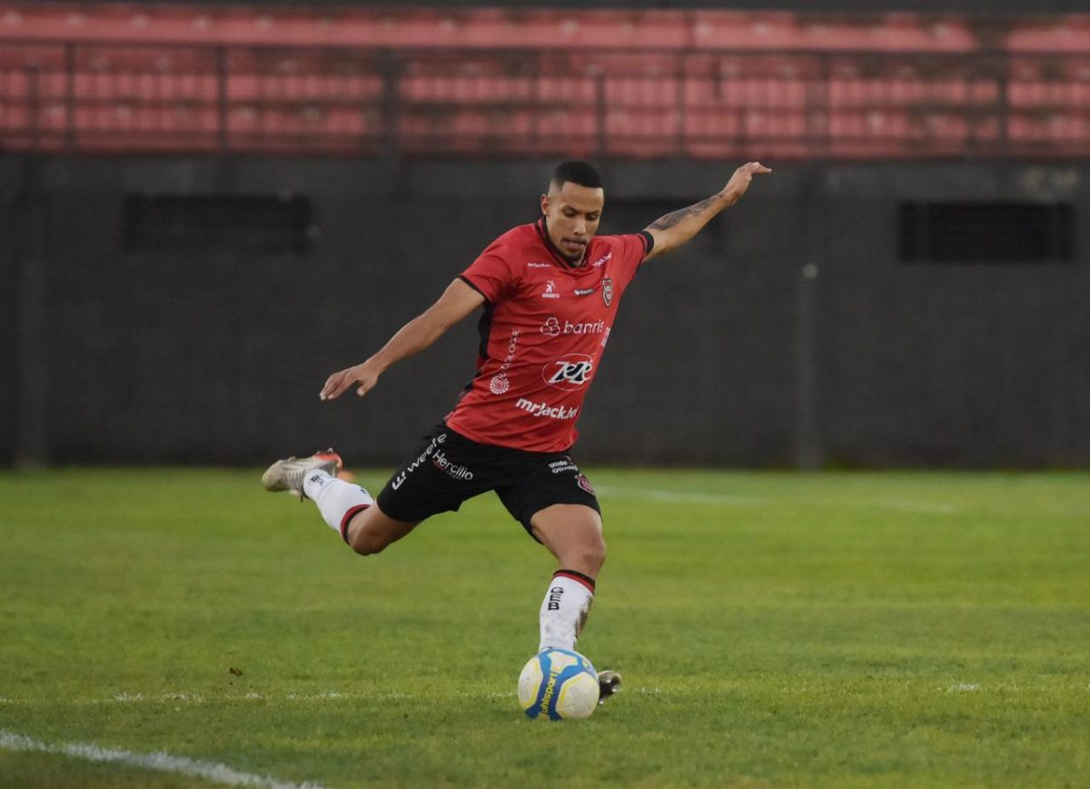 Lateral Danilo Guimarães renova contrato com o Xavante