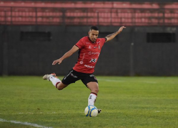 Lateral Danilo Guimarães renova contrato com o Xavante