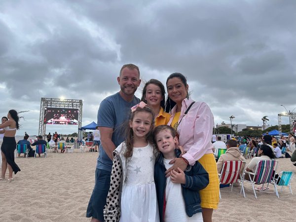 Público chega cedo para show da virada na praia do Laranjal