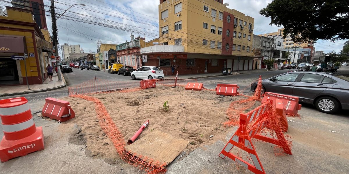 Sanep espera por peça para concluir obra na rua Santa Tecla