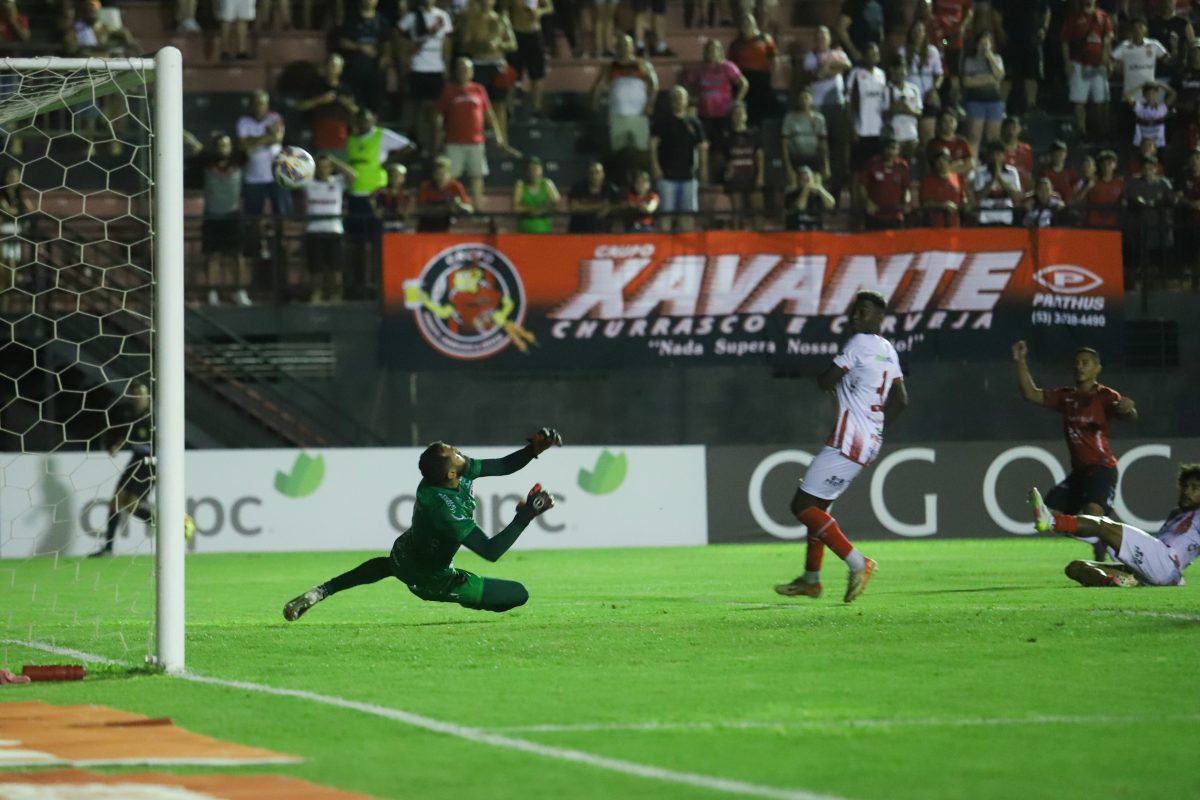 Brasil para no goleiro do Guarany e não sai do 0 a 0