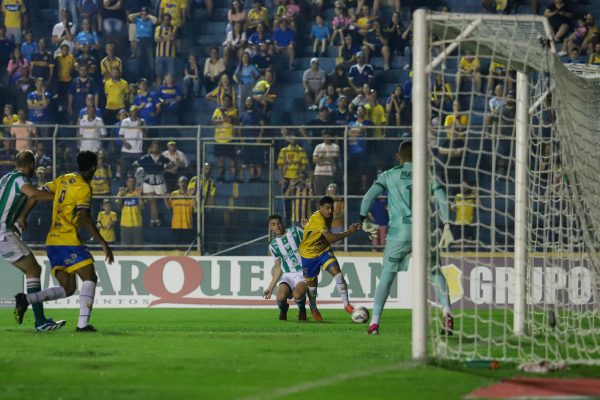 Pelotas mede forças com o Guarany, em Bagé