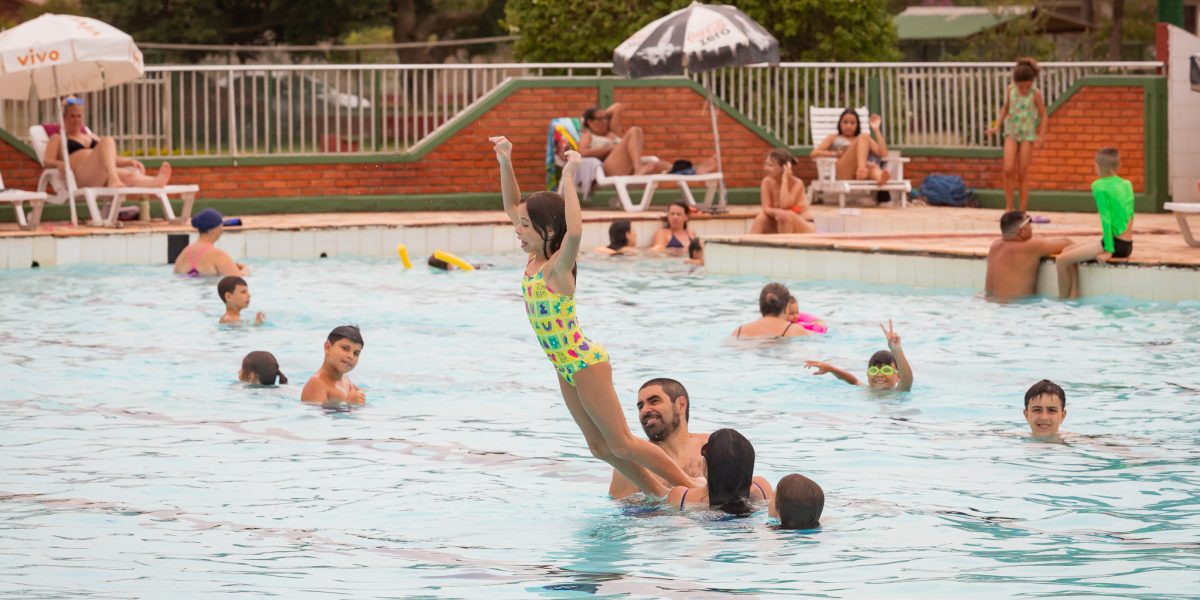 Clubes são opção para aproveitar o calor com segurança e conforto