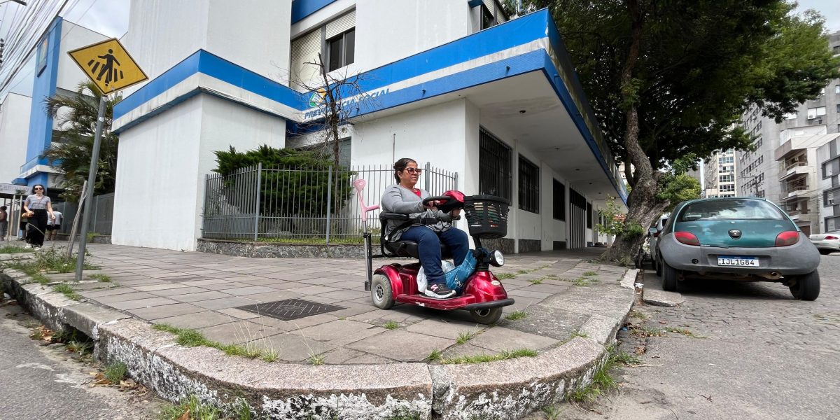 Falta de acessibilidade no entorno do INSS causa dificuldade para beneficiários