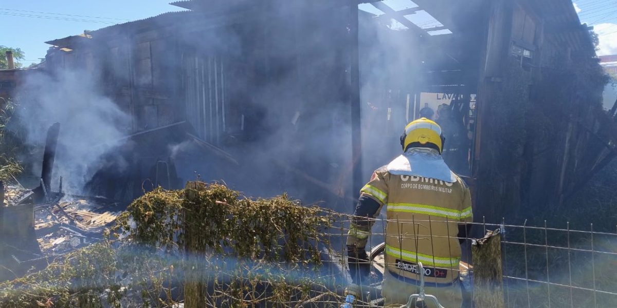 Bombeiros controlam incêndio no bairro Navegantes