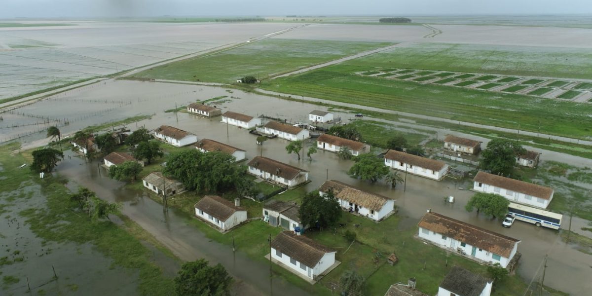 Chuva de 400 milímetros inunda lavouras em Santa Vitória do Palmar