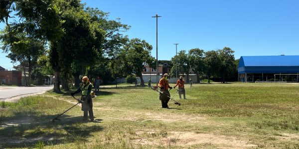 Primeiro dia de governo tem mutirão de zeladoria no Barro Duro