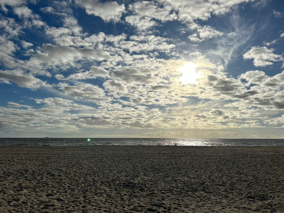 Manhã de céu parcialmente nublado e temperatura em elevação