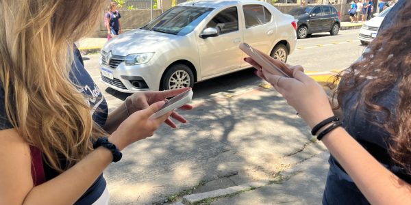 Alunos vivem primeiro dia com restrição do uso de celular em escolas