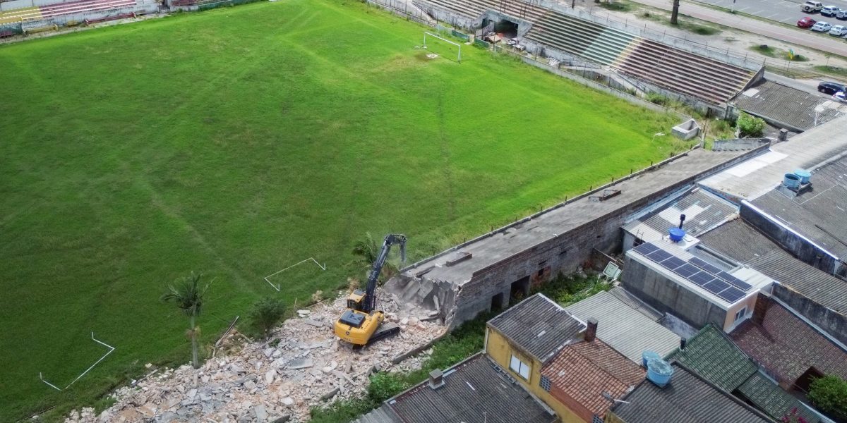 Estádio Nicolau Fico começa a ser demolido