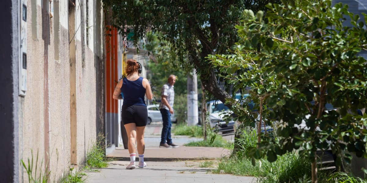 Dever dos moradores, falta de limpeza em calçadas prejudica o cenário urbano