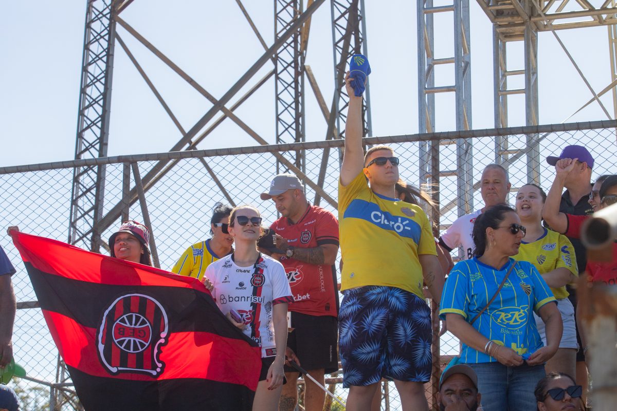 Torcida mista brilha no Bra-Pel e dá show de respeito na Boca do Lobo