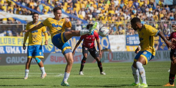 Na Arena, Pelotas encara o Grêmio