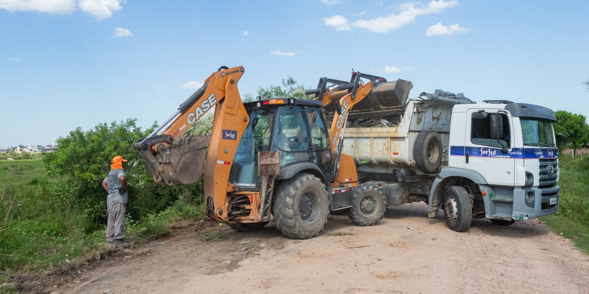 Mutirão de limpeza retira 900 quilos de lixo do Passo dos Negros