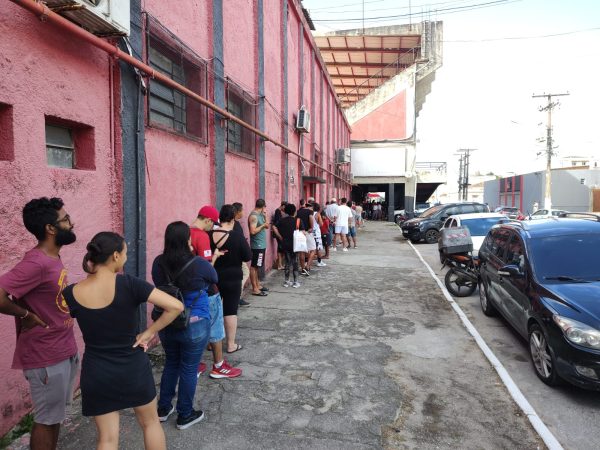 Venda de ingressos para a torcida xavante começa com fila