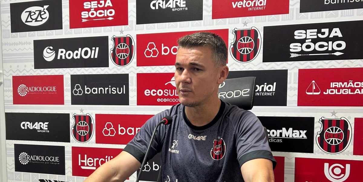 William de Mattia faz mistério sobre escalação para clássico