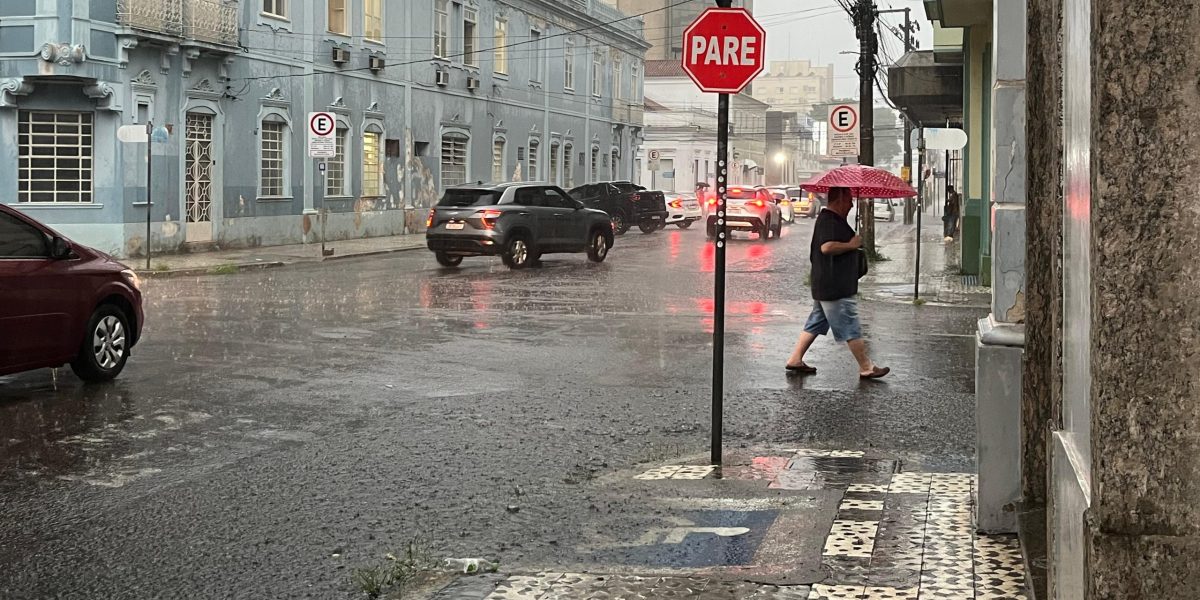 Chuva forte causa alagamentos em Pelotas