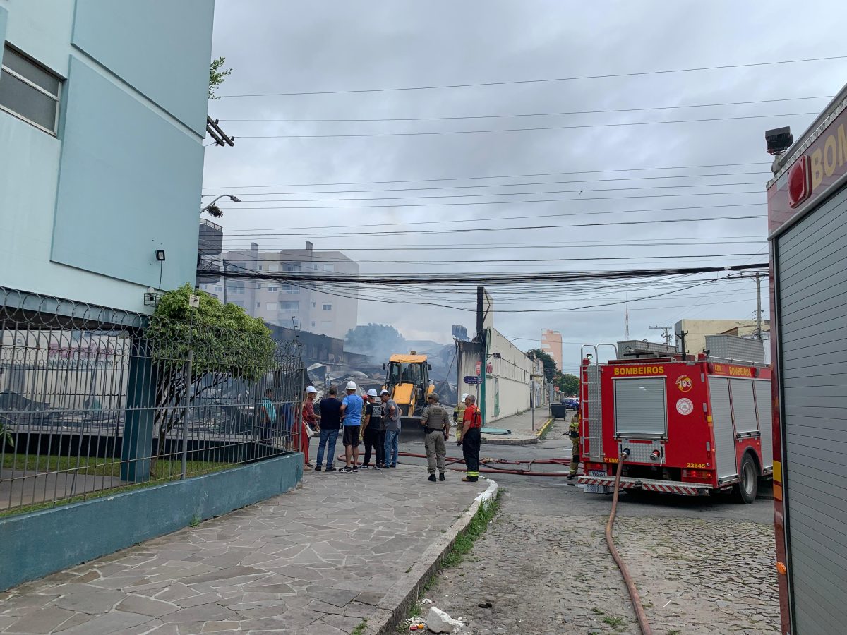 Moradora diz que bombeiros demoraram a chegar