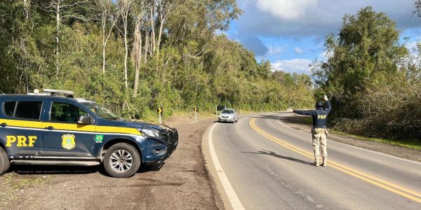 PRF prende estelionatário e recupera veículo em Rio Grande